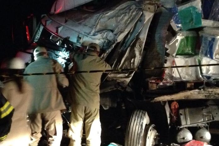Colisão entre caçamba e caminhão baú deixa homem gravemente ferido