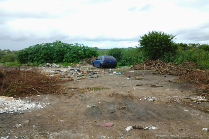 Polícia recupera veículo roubado depenado em terreno baldio na Santa Lúcia