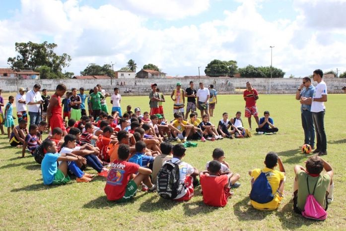 Peneira de Futebol leva centenas de garotos ao Estádio Ferreirão, em São Miguel dos Campos