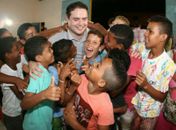 Renan Filho com as crianças do bairro do Feitosa