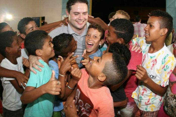 Renan Filho com as crianças do bairro do Feitosa