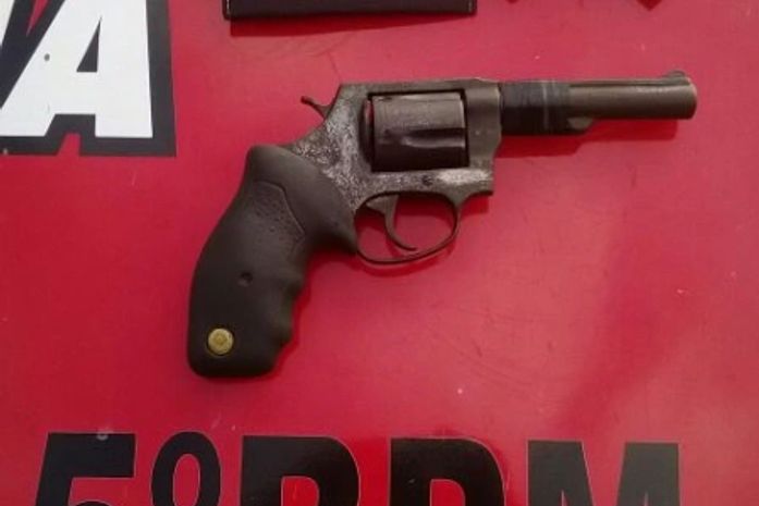 Polícia apreendeu arma de suspeito após perseguição