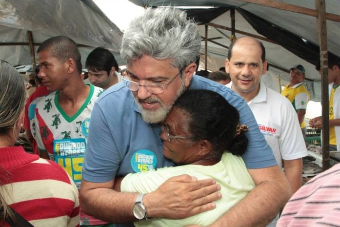 ET caminhando na feira livre de Girau