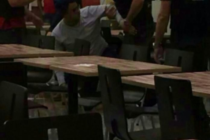 Jovem foi algemado por engano em praça de alimentação de shopping
