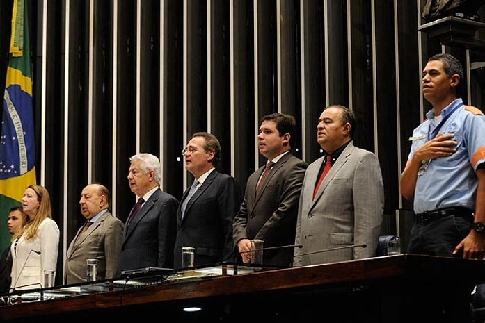 Em sessão do Congresso, Renan promulgou a PEC dos Agentes de Trânsito