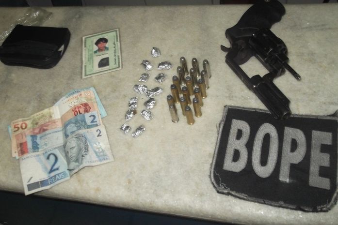 Adolescente de 16 anos e homem são presos por tráfico de drogas
