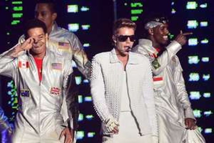 Menor de idade, Bieber é flagrado bebendo cerveja em boate