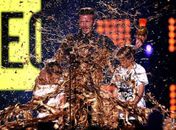Beckham é surpreendido com "banho dourado" em evento nos EUA