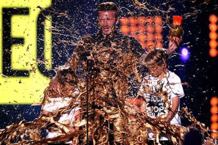 Beckham é surpreendido com "banho dourado" em evento nos EUA