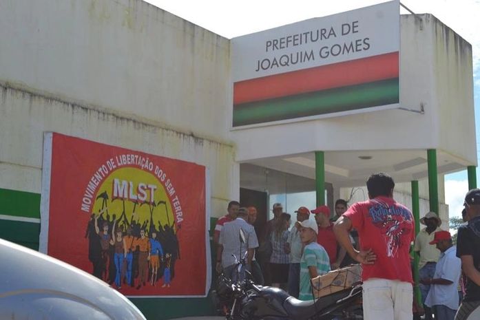Integrantes do MLST ocupam prefeitura de Joaquim Gomes