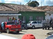 Polícia usa balas de borracha e bombas para desocupar prefeitura