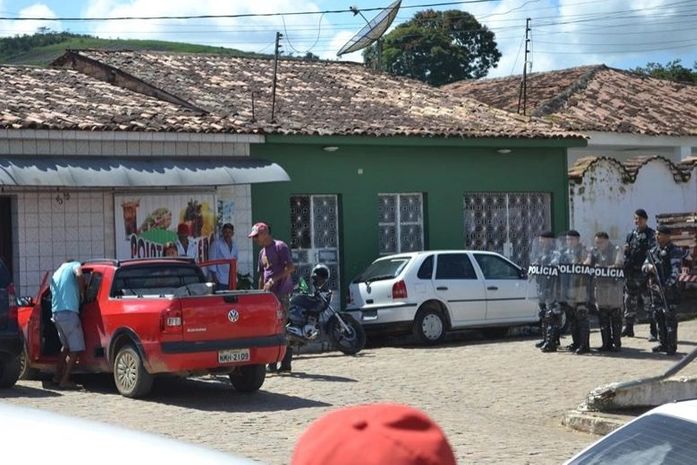 Polícia usa balas de borracha e bombas para desocupar prefeitura