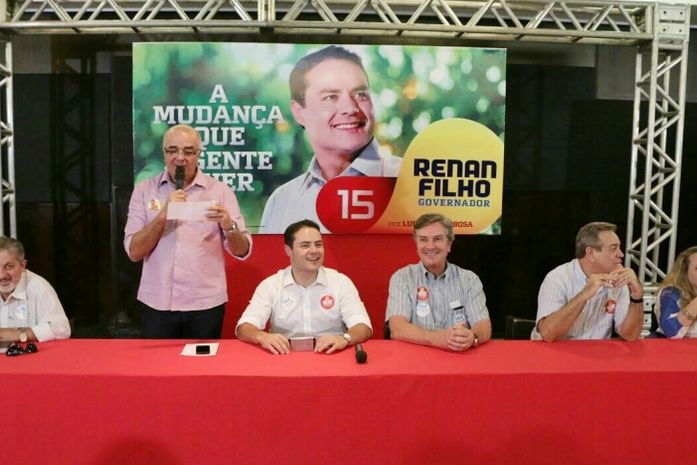 ?Fábio Farias, coordenador da campanha, fala na abertura do encontro