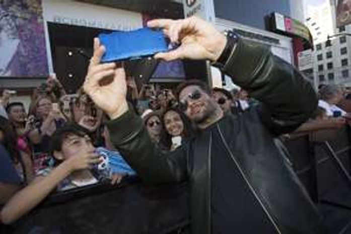 Bradley Cooper tira fotos com fãs em première nos EUA