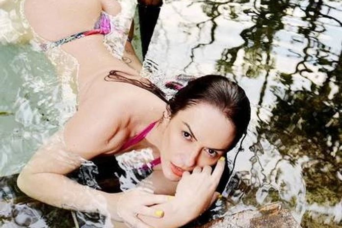 Após 16 ensaios nus, Núbia Óliiver posa gata aos 40 e não descarta tirar a roupa