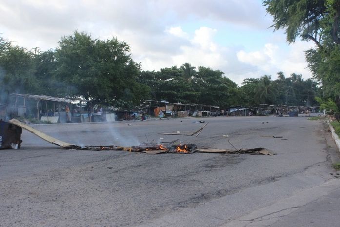 Revoltados com prisão de traficante moradores interditam Avenida