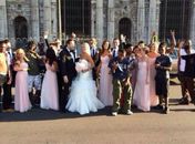 Noiva erra mensagem e estranhos aparecem para foto de casamento