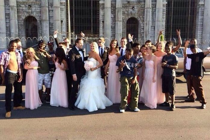 Noiva erra mensagem e estranhos aparecem para foto de casamento