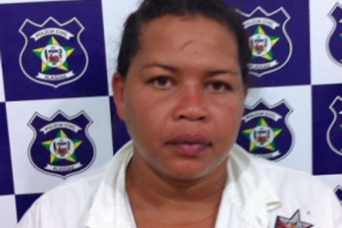 Esposa de homicida e traficante é presa com drogas