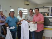 Prefeito Fabinho (camisa rosa) comandando entrega do kit