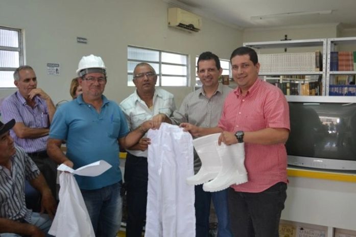 Prefeito Fabinho (camisa rosa) comandando entrega do kit