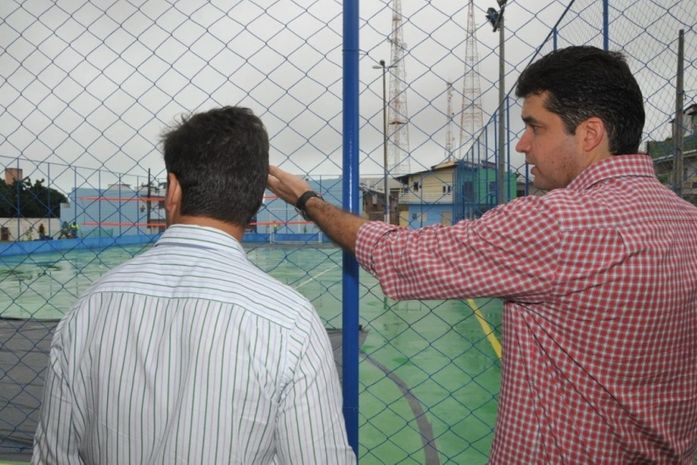 Prefeito Rui Palmeira durante reinauguração de quadra 