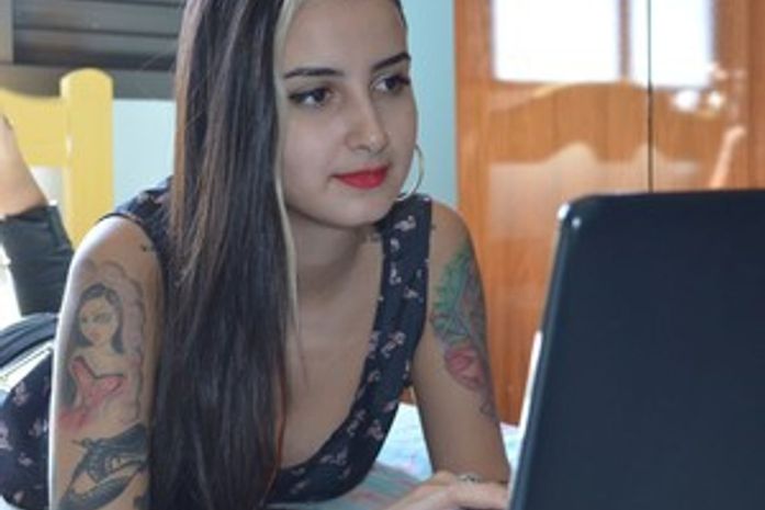 Formada em letras conta em livro sua história de prostituição; leia trechos