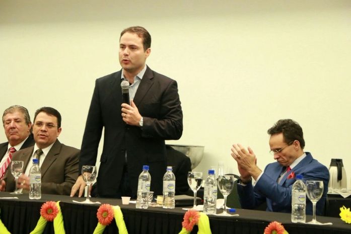 Renan Filho recebe bençãos dos assembleanos