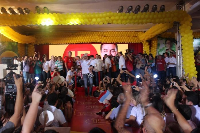 Candidato chegou ao evento acompanhado da esposa e com o filho no colo