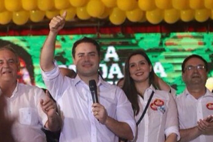 Renan Filho em companhia de sua esposa, Renata Pires e o seu vice Luciano Barbosa