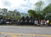 Carreta tombou em Flexeiras 