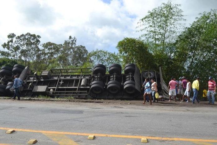 Carreta tombou em Flexeiras