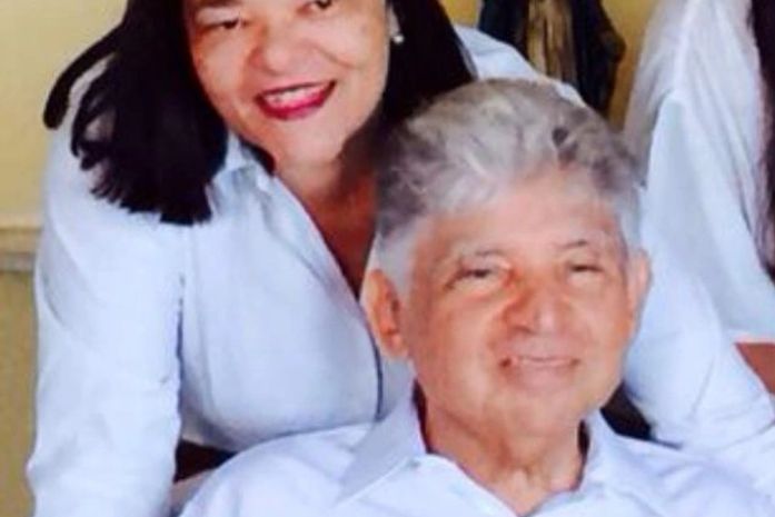 Mônica Suruagy com o pai, Divaldo Suruagy no leito do hospital Sirio Libanês