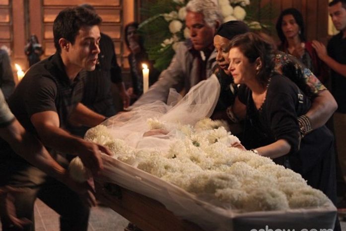 Cora quase vira o caixão de Eliane durante o escândalo