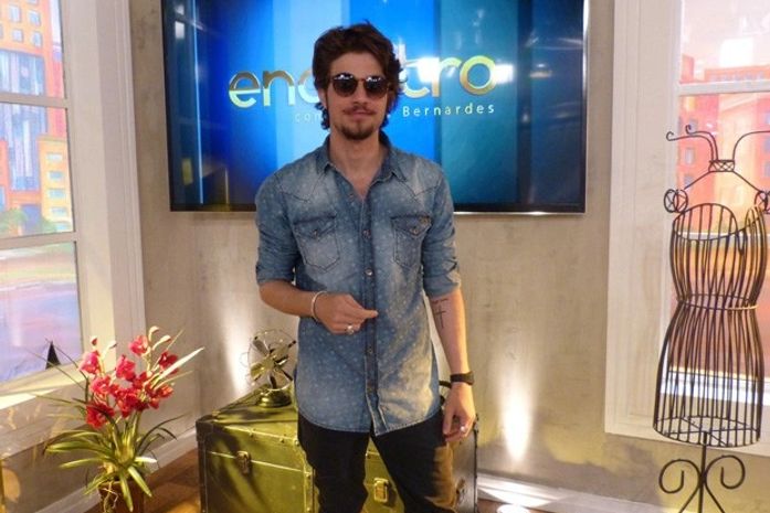 Solteiro, Chay Suede admite: 'Hoje tenho dificuldade para gostar de alguém'