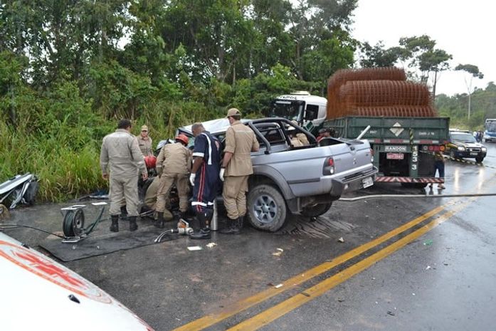 Homem fica preso às ferragens após colisão entre caminhonete e caminhão