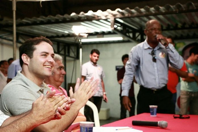 Renan Filho debateu problemas do bairro do Poço com moradores nesta segunda