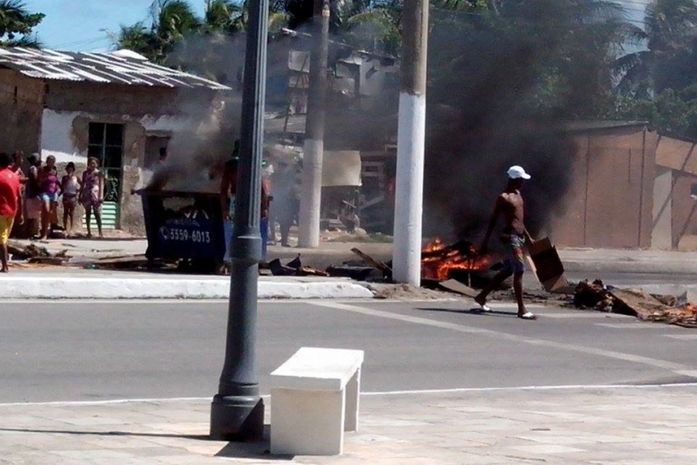 Moradores protestam e fecham avenida no Jaraguá
