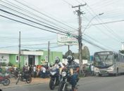 Populares observam acusado ferido