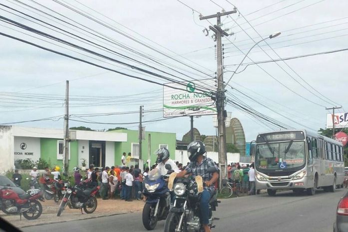 Populares observam acusado ferido