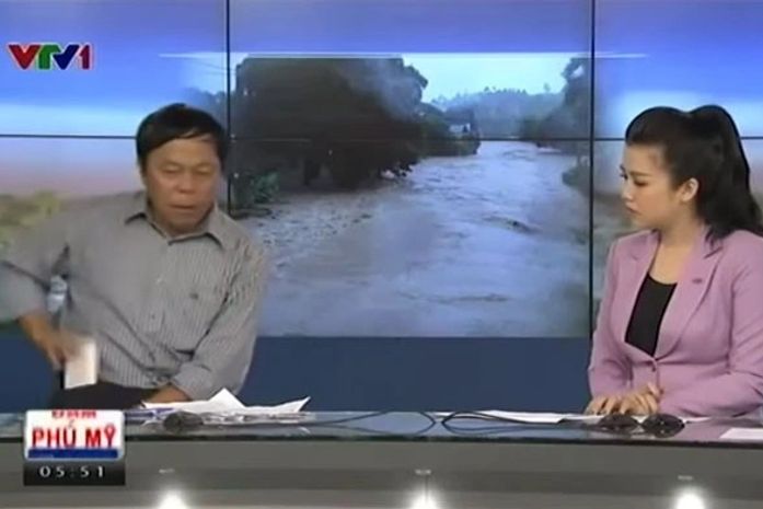 Celular toca ao vivo e convidado joga aparelho longe em jornal no Vietnã