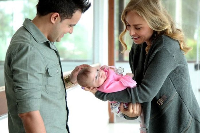 Angélica baba por bebês de dupla sertaneja e lembra gravidez: 'Desanda horários'