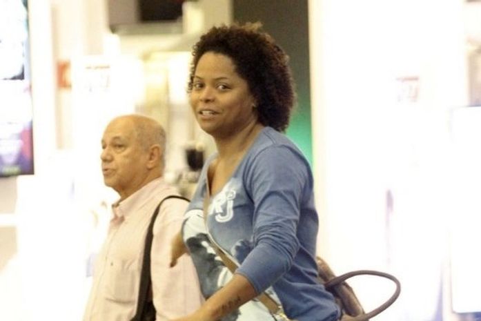 Chamada de desleixada após fotos, Bombom reage: 'Não preciso estar maquiada 24h'