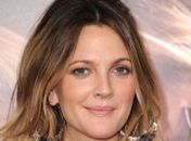 Drew Barrymore fala a revista sobre morte de irmã: 'Sinto muito pela perda'