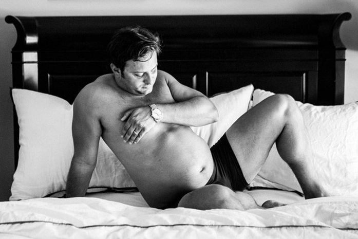 Marido 'grávido' bomba na web ao substituir mulher em sessão de fotos