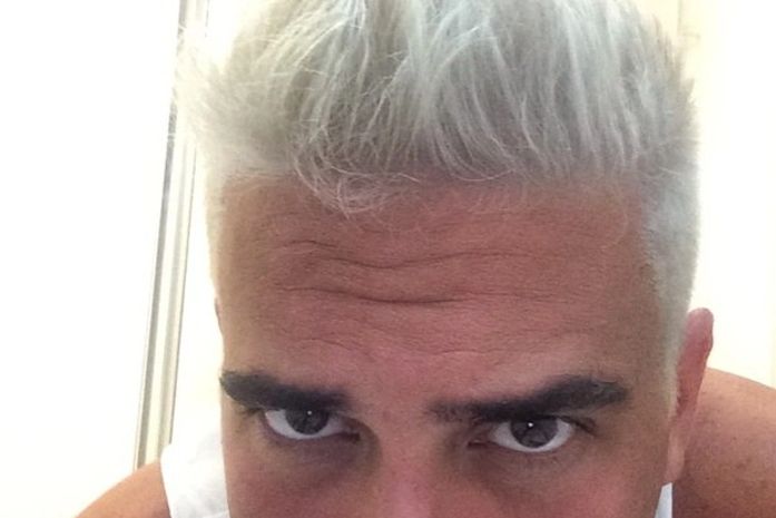 Mudança radical! Após ficar loiro, André Marques clareia ainda mais os cabelos