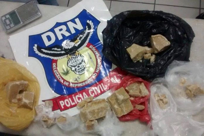 Mulher é presa acusada de tráfico de drogas no Clima Bom