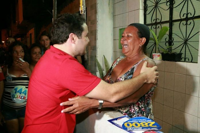 Renan Filho e Cícero Almeida recebem o carinho do povo do Dique Estrada e Vergel