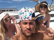Em meio a rumores de separação, Neymar curte iate com irmã e amigas