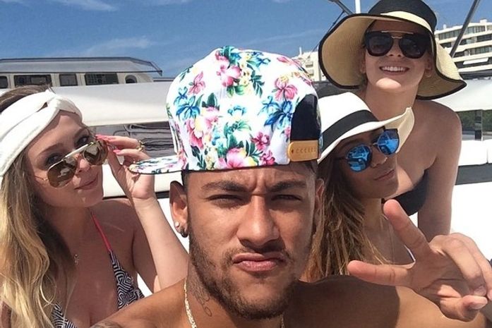 Em meio a rumores de separação, Neymar curte iate com irmã e amigas